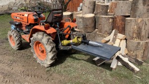 holzspalter-traktor-kegelspalter-kurtze-holz-zapfwelle.jpg